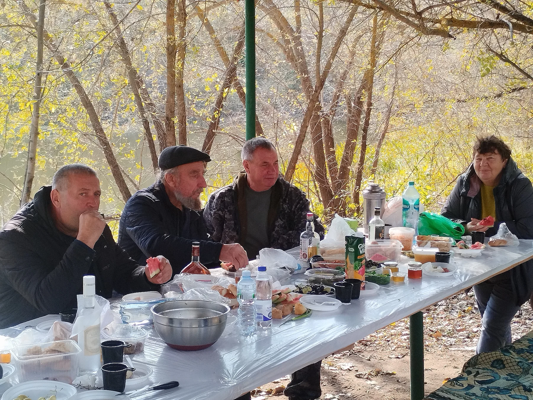 Общий стол в беседке
